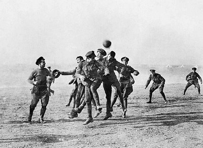 soldados rivais jogando futebol juntos